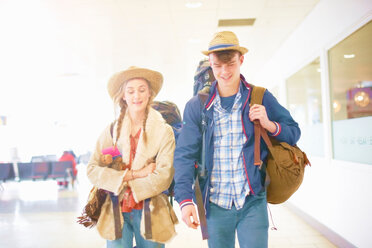 Junges Paar am Flughafen, mit Rucksäcken, auf dem Weg zu einer Reise - ISF20120