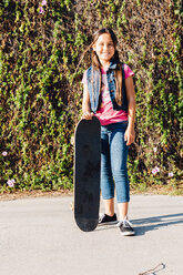 Mädchen mit ihrem Skateboard - ISF20166