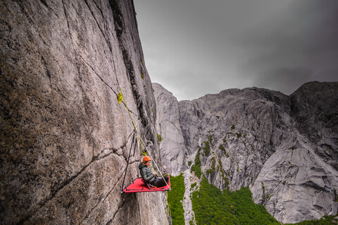 Frau auf Portaledge sitzend, Cochamo, Los Lagos, Chile, lizenzfreies Stockfoto