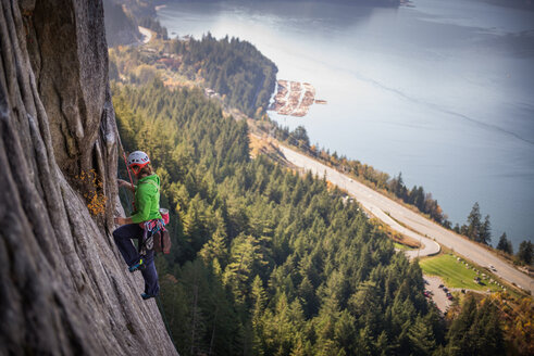 Junge Bergsteigerin beim Klettern an einer Felswand, Blick von oben, The Chief, Squamish, British Columbia, Kanada - ISF20197