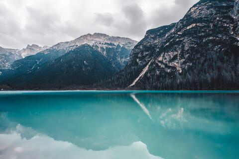 Landscape with turquoise lake and snow capped mountains, Dolomites, Italy stock photo