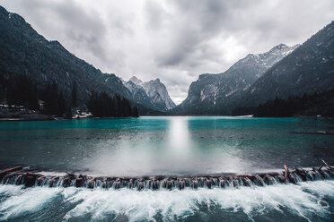 Landschaft mit Seewehr und schneebedeckten Bergen, Dolomiten, Italien - ISF20203