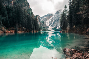 Landschaft mit türkisfarbenem See und schneebedeckten Bergen, Dolomiten, Italien - ISF20205