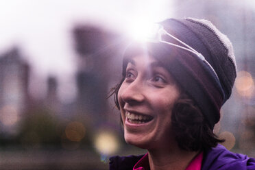Läufer mit Stirnlampe in der Stadt North Vancouver, Kanada - ISF20213