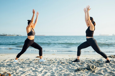 Freunde machen Übungen am Strand, Long Beach, Kalifornien, USA - ISF20216