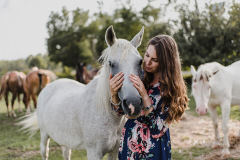 Frau umarmt Pferd, lizenzfreies Stockfoto