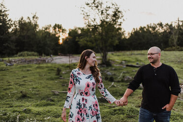 Couple walking in countryside - ISF20249