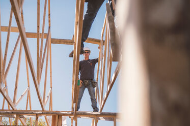 Bauarbeiter arbeiten am Dachstuhl des Gebäudes - ISF20256