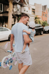 Mann trägt Tochter auf der Straße - ISF20301