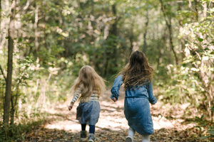 Schwestern laufen im Wald - ISF20306