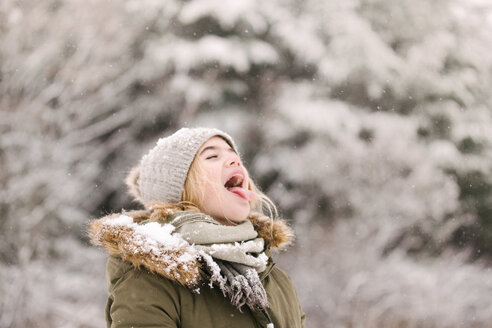 Mädchen mit offenem Mund wartet auf Schnee - ISF20330