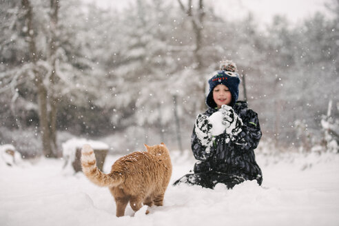 Junge versucht, Schneeball auf Katze zu werfen - ISF20331