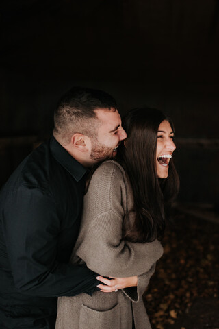 Glückliches Paar genießt Romantik und Umarmungen, lizenzfreies Stockfoto