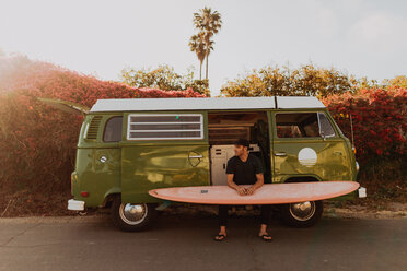 Mann auf Autotour mit seinem Surfbrett, Ventura, Kalifornien, USA - ISF20376