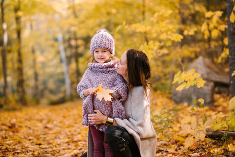 Mutter und Tochter im Wald, lizenzfreies Stockfoto