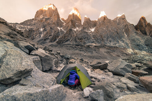 Felskletterer beim Zelten in El Chaltén, Südpatagonien, Argentinien - ISF20422