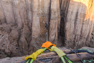 Highlining in Piedra Parada, Südpatagonien, Argentinien - ISF20426