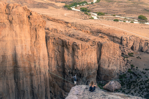 Highlining in Piedra Parada, Südpatagonien, Argentinien, lizenzfreies Stockfoto