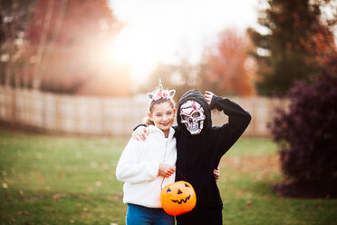Geschwister im Halloweenkostüm posieren im Park - ISF20464