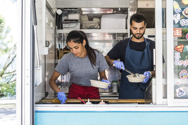 Selbstbewusste junge multiethnische Kolleginnen und Kollegen, die im Food Truck arbeiten - MASF11002
