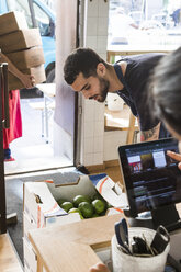 Multiethnische Kollegen arbeiten im Restaurant - MASF11019