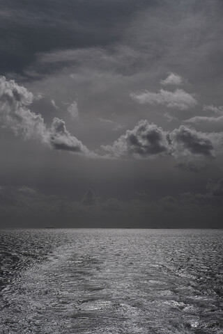 Schwarze und weiße Gewitterwolken über dem Meer, lizenzfreies Stockfoto