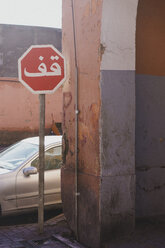 Arabisches Stoppschild, Marrakesch, Marokko - FSIF03708