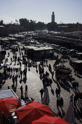 Blick auf den belebten Souk-Markt am Djemaa El Fna-Platz, Marrakesch, Marokko - FSIF03709