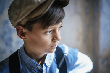 Thoughtful boy in cap looking away - FSIF03724