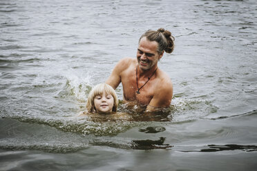 Vater und Sohn schwimmen im See - FSIF03744