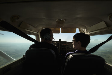 Vater und Sohn fliegen in einem Kleinflugzeug - FSIF03751