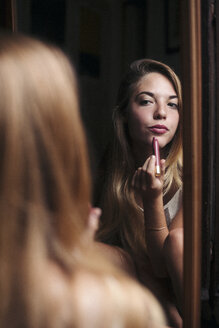 Spiegelbild einer jungen Frau, die Lippenstift aufträgt - LOTF00055
