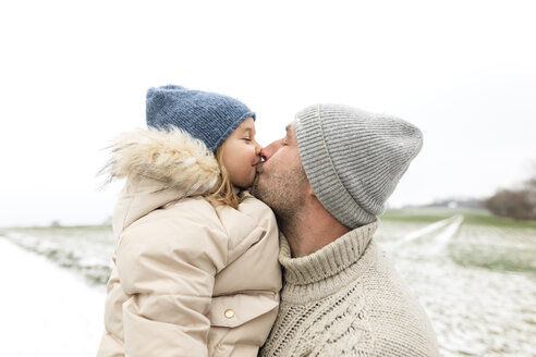 Vater küsst Tochter im Winter - KMKF00680