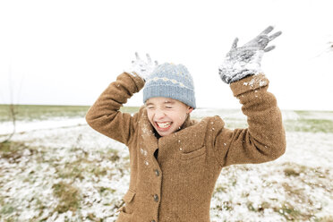 Glücklicher Junge spielt mit Schnee im Winter - KMKF00702