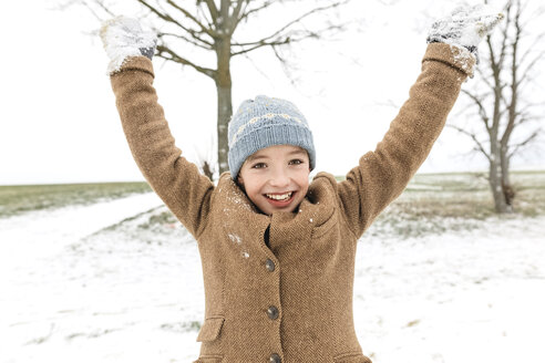 Porträt eines glücklichen Jungen in einer Winterlandschaft - KMKF00704