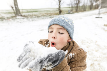 Junge spielt mit Schnee im Winter - KMKF00707