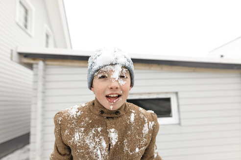 Porträt eines Jungen mit Schnee im Gesicht - KMKF00709
