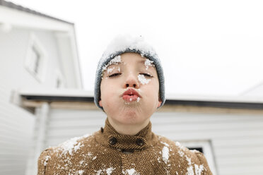 Porträt eines Jungen mit Schnee im Gesicht - KMKF00710