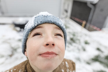 Junge blickt auf fallenden Schnee - KMKF00711