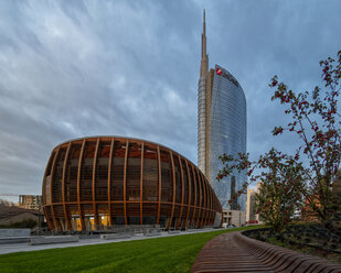 Italien, Mailand, Porta Nuova, Pavillon und Unicredit-Turm bei Sonnenaufgang - LOMF00790