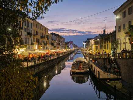 Italy, Milan, Porta Nuova, Navigli, Naviglio Grande at dusk - LOMF00791