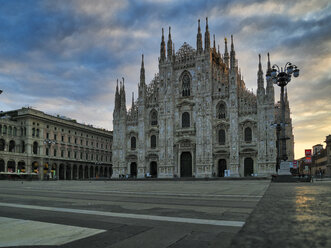 Italien, Mailand, Mailänder Dom bei Sonnenaufgang - LOMF00793