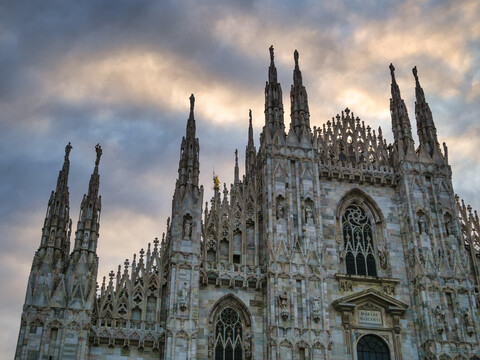 Italien, Mailand, Fassade des Mailänder Doms bei Sonnenaufgang, lizenzfreies Stockfoto