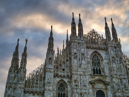 Italien, Mailand, Fassade des Mailänder Doms bei Sonnenaufgang - LOMF00794