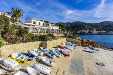 Spanien, Mallorca, Sant Elm, Boote an der Strandpromenade - THAF02408