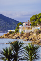 Spanien, Mallorca, Sant Elm, abgelegenes Haus an der Küste - THAF02411