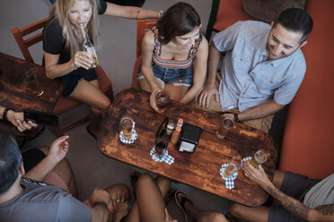 Freunde treffen sich in einer Bar - ABAF02229