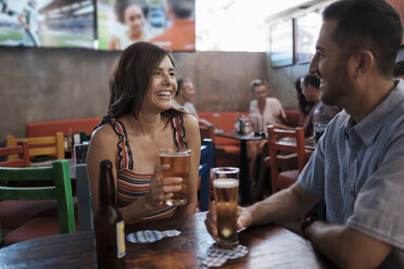 Glückliches Paar trinkt Bier in einer Bar - ABAF02231