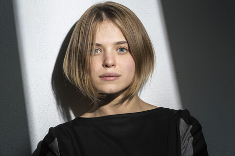 Porträt einer blonden jungen Frau mit Bobfrisur, lizenzfreies Stockfoto