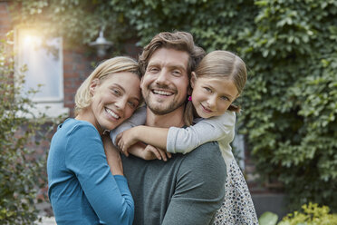 Portrait of happy family in garden of their home - RORF01571